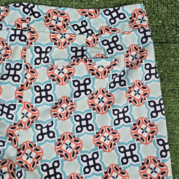 CROWN & IVY | SHELBY 97% COTTON BLEND SCALLOPED HEM GEO TILE SHORTS - Picture 12 of 16